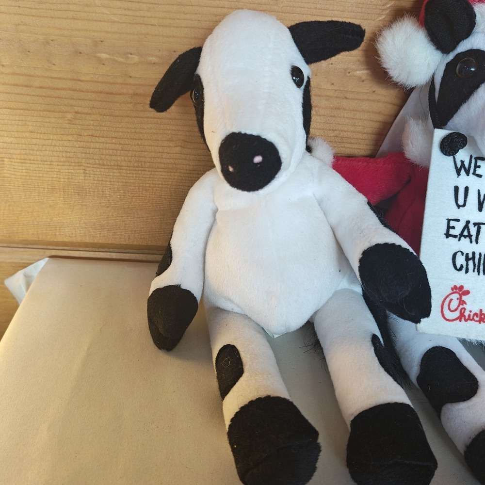Chick-Fil-A Santa Cow Plush 10" We Wish U Wood Eat Mor Chikin Christmas E52 - Picture 2 of 5